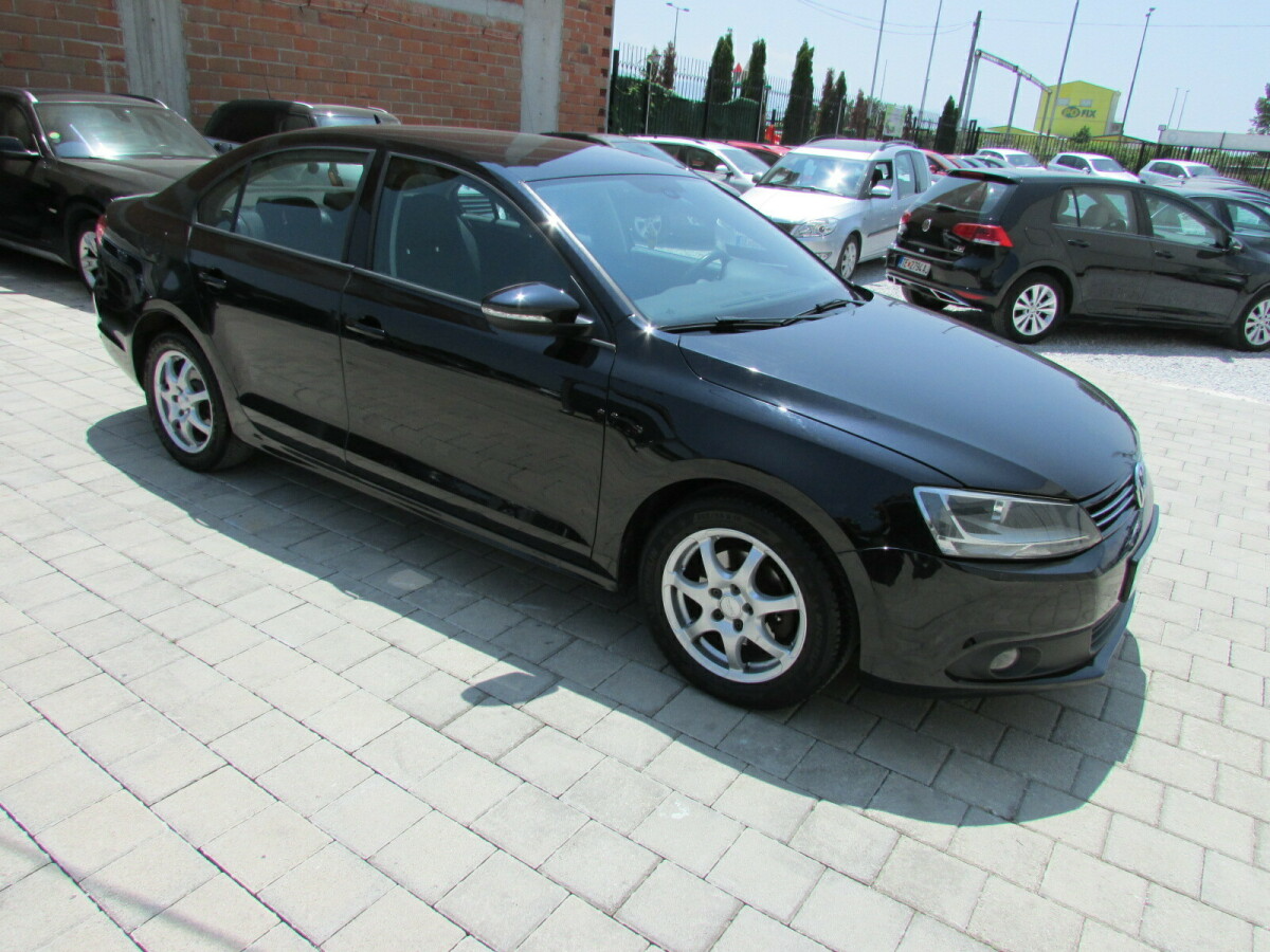 Volkswagen Jetta   - 2011