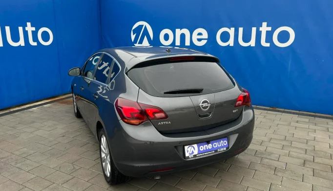 Opel Astra  - 2010